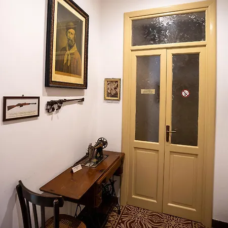 Via Roma 4*